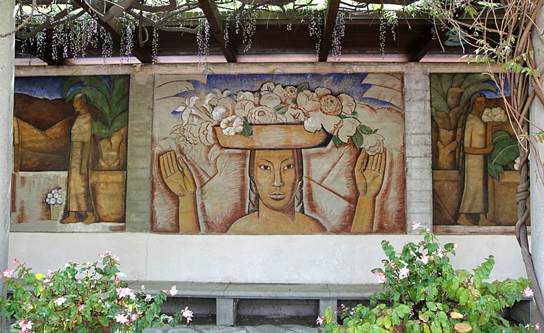 In this panel one can clearly see the rough "arriccio" layer of plaster, the "sinopia" sketch, as well as incomplete patches of fine plaster - the "intonaco," where Martínez had painted in some limited tempera washes. Photo by Mark Vallen ©.