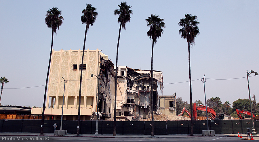 "The Scar." LACMA’s director Michael Govan created this scar on the landscape of Los Angeles—may he always be remembered for it. Photo Mark Vallen ©. Sept 14, 2020.